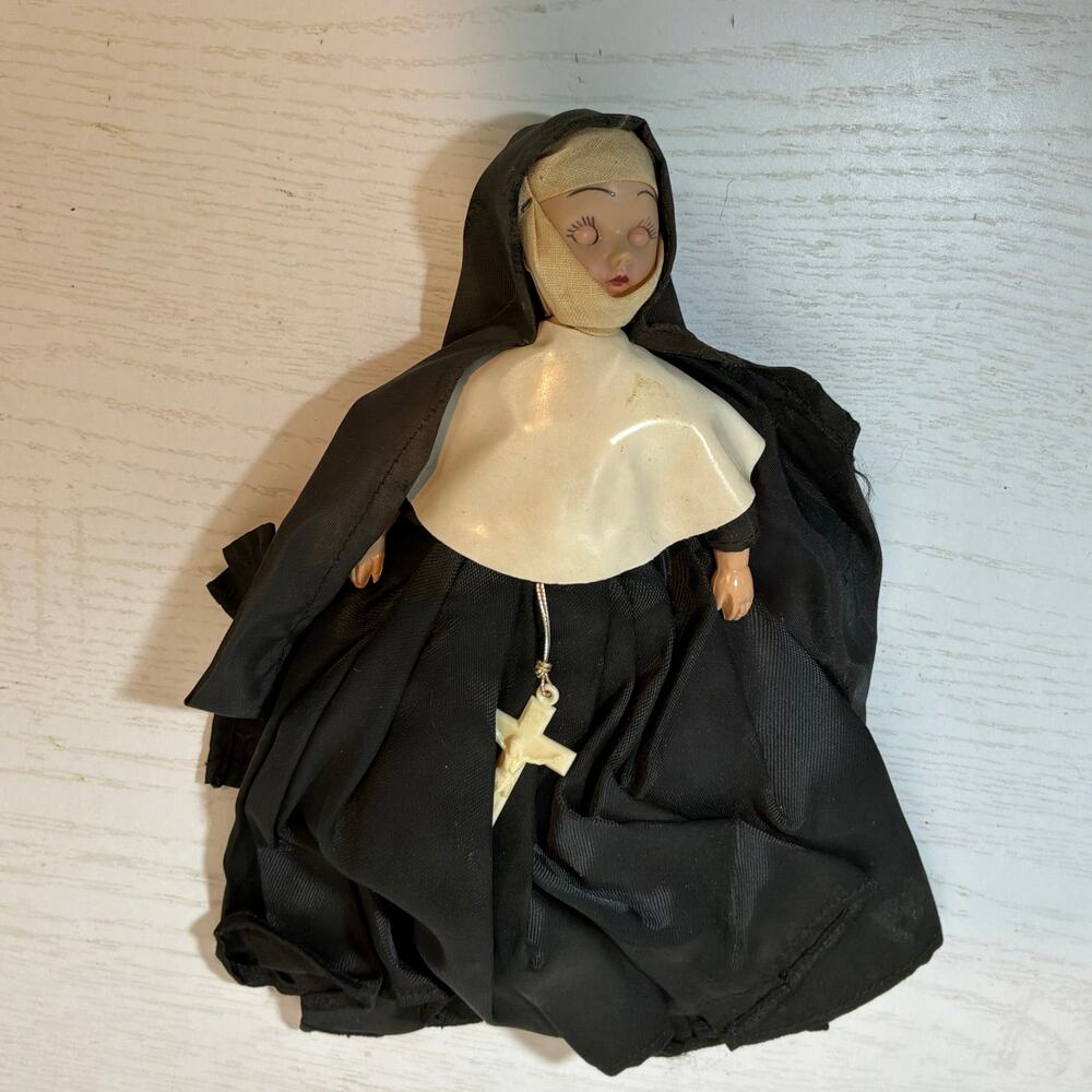 Vintage 1950s Hard Plastic Catholic Nun Sleepy Eyed Doll with Crucifix - Picture 3 of 5